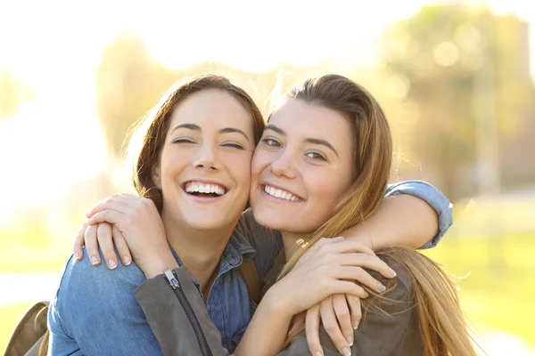 Las mujeres sonrien con su sonrisa blanquedada, blanqueamiento de sonrisa en Odontocims